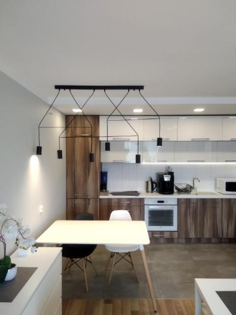 Family & Business Elegant Apartments Rynek Centrum Downtown - 2 Bedroom, Balcony, Parking Келце Екстериор снимка
